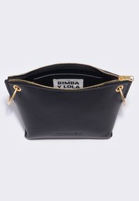 Czarna teksturowana skórzana torebka z złotymi pierścieniami i zamkiem błyskawicznym, otwarta od góry, pokazująca wewnętrzną metkę z napisem "BIMBA Y LOLA".