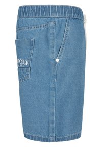 Shorts en denim bleu clair avec ceinture élastique, poches latérales et une poche plaquée avec texte brodé blanc sur le côté gauche.