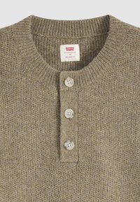 Pull en maille marron à boutons avec col côtelé et étiquette Levi's indiquant la taille M et une coupe décontractée.