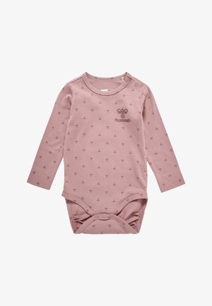 Langarm-Babystrampler aus weichem, pinkfarbenem Baumwollstoff mit Floralprint, mit Druckknöpfen an der Schulter und einem auf der Brust aufgedruckten Logo.