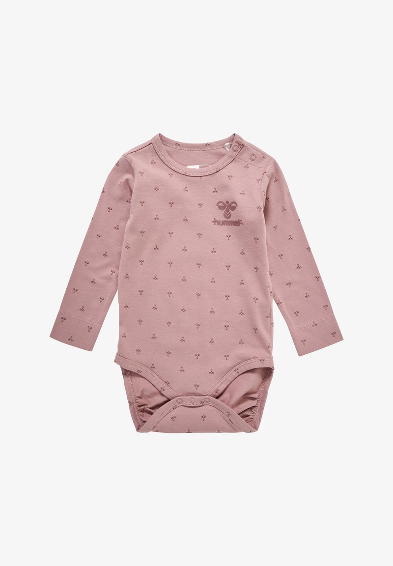 Langarm-Babystrampler aus weichem, pinkfarbenem Baumwollstoff mit Floralprint, mit Druckknöpfen an der Schulter und einem auf der Brust aufgedruckten Logo.