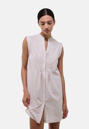 Robe sans manches rose clair avec un col mandarin, fermeture à boutons et plis verticaux à l'avant. Tissu doux avec une texture subtile.