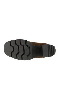Bottines en daim marron au design structuré, avec une semelle en caoutchouc noir à motifs dotée de rainures pour une meilleure traction. Pas de marque visible.