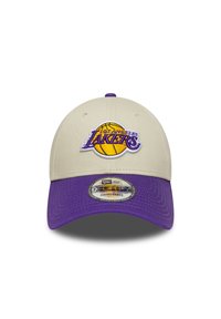 Regulējams beisbola cepures modelis ar bēša krāsas kroni, purpursarkanu vizieri un izšūtu "Los Angeles Lakers" logotipu ar basketbola dizainu.