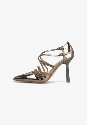 Chaussure à talon aiguille métallisée rose doré à bout pointu, avec cinq fines lanières à boucle et un talon stiletto élancé sur fond blanc.