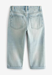 Shorts in denim azzurro chiaro con vestibilità comoda, orli arrotolati, due tasche posteriori e texture sbiadita. Tessuto resistente con dettagli di cuciture in evidenza.