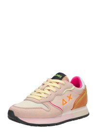 Sneakers con una tomaia in suede rosa, lacci gialli, accenti arancioni e una fodera interna rosa. Presentano una robusta suola intermedia bianca e una suola esterna nera.