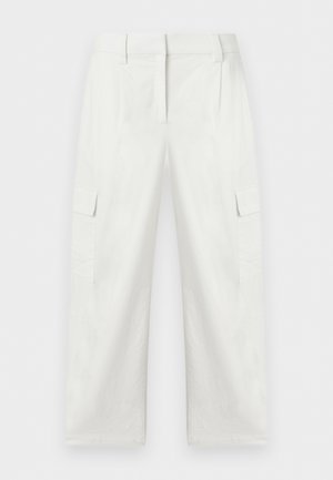 Pantaloni cargo albi cu croială dreaptă, buzunare cu clapetă pe lateral, bucle pentru curea și închidere frontală cu fermoar, expuși pe un fundal simplu.