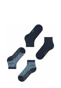 Blauwe gestreepte sokken gerangschikt met twee effen marineblauwe paren. De materialen lijken zacht met contrasterende bloemdessins op de onderdelen.