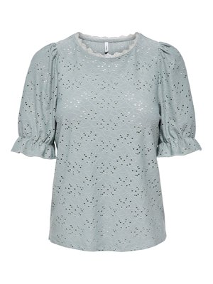 Lichtblauw blouse met korte mouwen, geborduurd met een bloemmotief in opengewerkt kant, met ruches aan de manchetten en een geschulpte rand langs de halslijn.