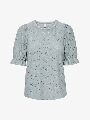 Lichtblauw blouse met korte mouwen, geborduurd met een bloemmotief in opengewerkt kant, met ruches aan de manchetten en een geschulpte rand langs de halslijn.