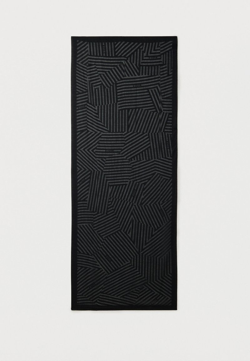 Écharpe rectangulaire noire et gris foncé avec des rayures géométriques abstraites et de subtils motifs "BOSS" partout.