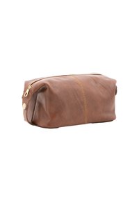 Pochette in pelle marrone con una texture morbida, forma rettangolare, cuciture visibili e una chiusura con cerniera dorata sul lato superiore.