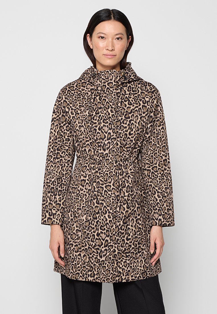 Veste à capuche en imprimé léopard avec taille cintrée, manches longues et texture de tissu douce. Des teintes terreuses dominent le design.