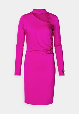 Fuchsia langermet kjole med asymmetrisk halslinje, rynket detaljer på siden og et lite svart merke på ermene. Glatt stofftekstur.