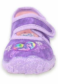 Lila Stoffschuh mit doppeltem Klettverschluss, glitzernder Sohle, Einhorn-Grafik und dekorativen Details in helllila und rosa Farbtönen.