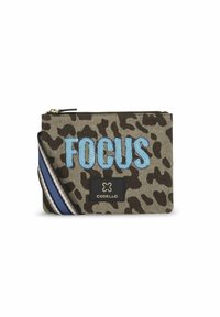 Beige und braune Leopardmuster-Tasche mit blauem "FOCUS"-Text, einem schwarzen Logo-Patch und einem gestreiften Mehrfarben-Tragegurt. Mit Reißverschluss.