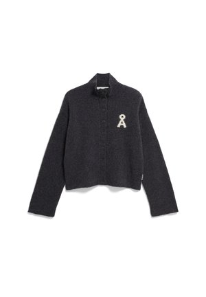 Dunkelgrauer, kurzer Pullover aus Wolle mit hohem Kragen, Knopfverschluss und einem stilisierten weißen Buchstaben "A" auf der linken Brust.