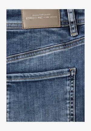 Street One, HIGH-WAISTED MIDI SKIRT WITH BUTTON DETAILS - Gonna a tubino - medium blue random washed