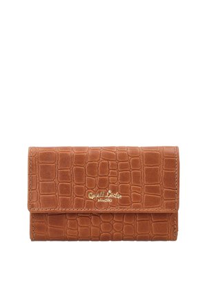 Smeđi novčanik od kože s krokodilskim uzorkom, sa zlatnim logotipom „Gusti Leder studio“ na prednjoj preklopnoj strani, pravokutnog i presavijenog dizajna.
