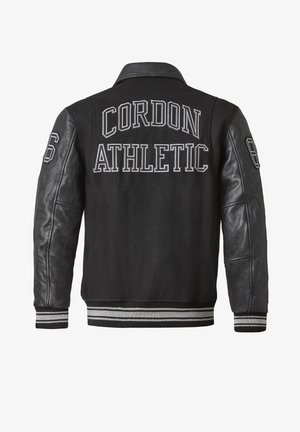 Schwarze Varsity-Jacke mit Lederärmeln, einem Wollkörper und gerippten Abschlüssen. "Cordon Athletic" auf dem Rücken mit den Nummern 8 und 6 bedruckt.