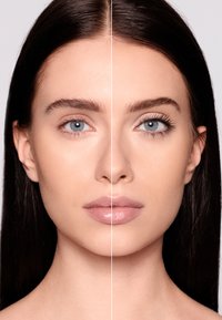 Ritratto di una persona con pelle chiara, divisa a metà; un lato presenta un aspetto naturale, l'altro lato ha ciglia definite e labbra lucide.