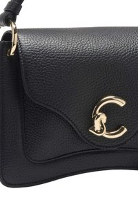 Sac à main en cuir noir avec une surface texturée, fermoir à rabat incurvé et quincaillerie dorée présentant un accent logo. Sangle ajustable incluse.