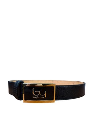 Cintura in pelle nera con fibbia rettangolare dorata e nera con logo stilizzato "by" e testo decorativo sottostante.