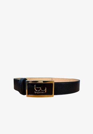 Cintura in pelle nera con fibbia rettangolare dorata e nera con logo stilizzato "by" e testo decorativo sottostante.