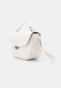 Bia�ła skórzana torebka o strukturalnym kształcie, z klapą, metalowymi akcentami oraz odpinanym paskiem na ramię.