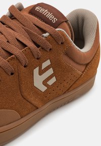 Etnies MARANA - Sapatilhas - brown/beige/gum