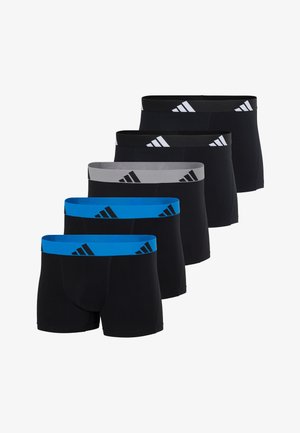 Cinque paia di boxer da uomo neri con elastici con logo Adidas in colori blu, grigio e nero, disposti in modo sfalsato.