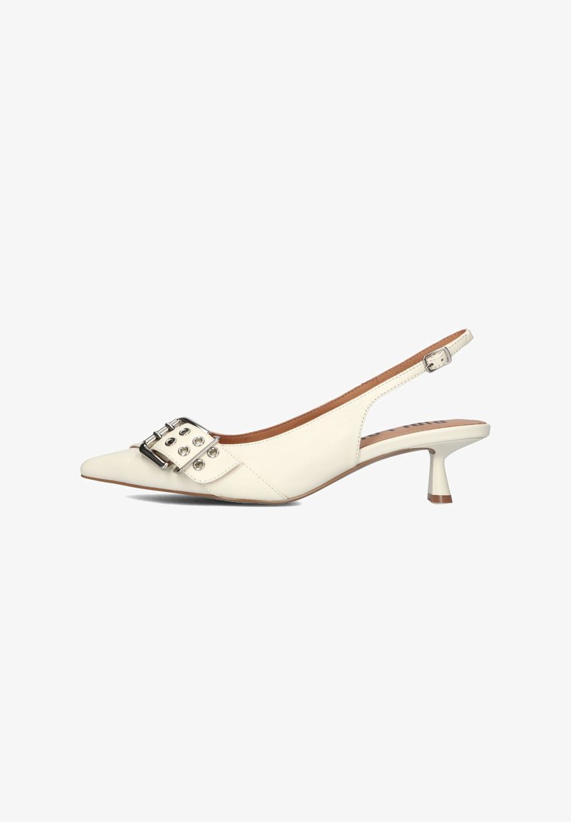 Schoen met spitse neus en slingback van crèmekleurig leer met metalen gespdetails, lage kittenhak en tankleurige binnenzool. Glad textuur met een eenvoudig design.
