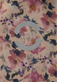 Stoff mit floralen Mustern, der rosa und lila Blumen auf einem sanften Pfirsich-Hintergrund zeigt, mit einem grauen "Recycled Material"-Logo in der Mitte.