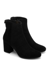 Czarne zamszowe botki do kostki na słupku. Gładka tekstura, spiczasty nosek i zamek z tyłu. Minimalistyczny design, uniwersalny styl.