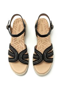 Sandali in pelle nera con un design intrecciato e testurizzato sul davanti, e una soletta color sabbia con un motivo a foglia su una suola in juta naturale.