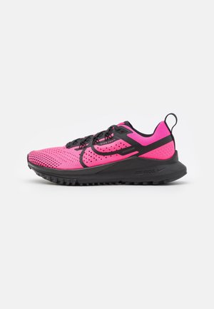 Felroze en zwarte Nike trailrunningschoen met mesh bovenwerk, zwarte veters en robuuste zool, van opzij getoond op een witte achtergrond.