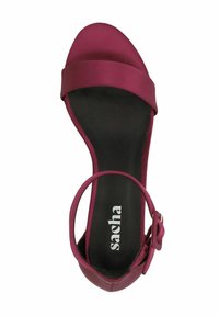 Bordeaux hoge hakken sandaal, soepele synthetische bovenkant met een brede band, open teen ontwerp, enkelband met gesp, zwarte gestructureerde binnenzool.