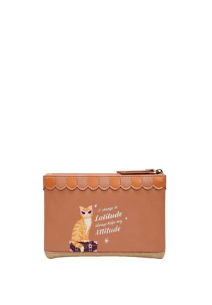 Piccola pochette marrone con cerniera e bordo superiore smerlato, raffigurante un gatto con occhiali da sole seduto su una valigia e il testo relativo a latitudine e atteggiamento.