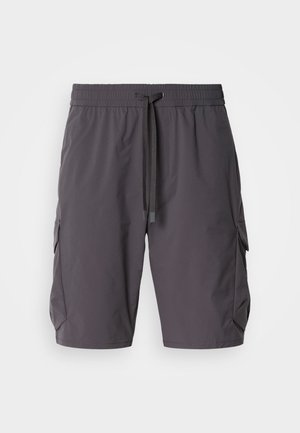 Pantalones cortos cargo grises hechos de un tejido ligero, con cintura elástica y cordón, bolsillos laterales y un ajuste ligeramente holgado.
