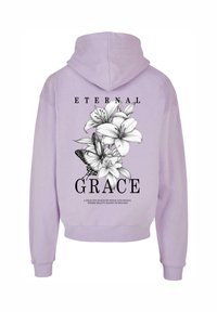 Lavendelfarbenes Hoodie mit Kapuze, das ein schwarz-weißes Blumenmuster und den Text "Ewige Anmut" auf dem Rücken aufweist, mit langen Ärmeln und gerippten Bündchen.