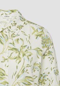 Crèmekleurige blouse met groen en lichtblauw bloemenpatroon, puntige kraag en witte knopen aan de voorkant, maat 36 van s.Oliver.