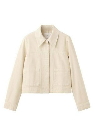 Veste courte beige à large col, manches longues, poches plaquées devant et fermeture à boutons cachés.