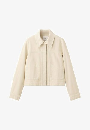 Veste courte beige à large col, manches longues, poches plaquées devant et fermeture à boutons cachés.