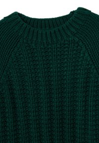 Strickpullover in tiefgrün, mit geripptem Muster und Rundhalsausschnitt. Der Stoff zeigt ein Muster aus abwechselnd erhöhten und flachen Abschnitten.