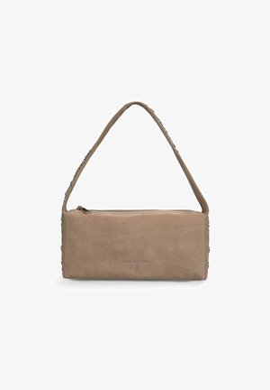 Tan suède handtas met een lange schouderriem, voorzien van een ritssluiting en decoratieve kralen langs de zijkant. Soepele textuur en rechthoekige vorm.
