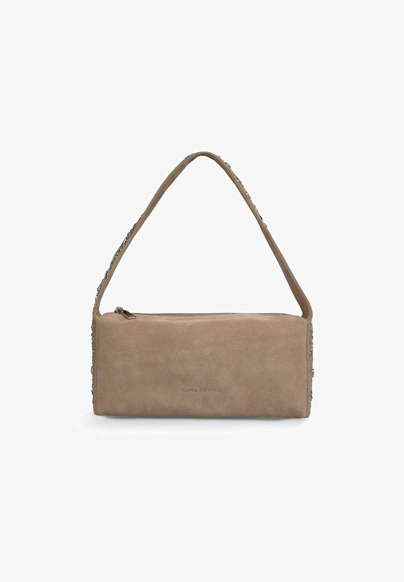 Torebka z jasnobeżowego zamszu z długim paskiem, z zamknięciem na zamek błyskawiczny i dekoracyjnym koralikowym wykończeniem po boku. Gładka faktura i prostokątny kształt.