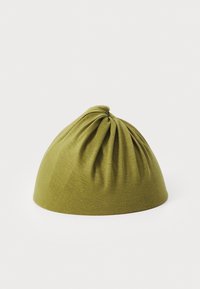 Grøn, blød stofhat med et samlet topdesign. Glat tekstur og rund form, velegnet til forskellige hovedstørrelser.