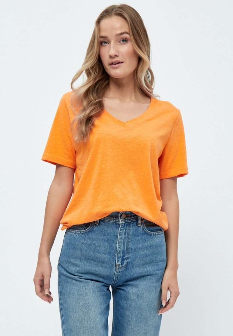 Minus MILETI V-NECK TEE - Paprasti marškinėliai - orange peel