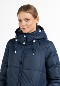 Donkerblauwe pufferjack met hoge kraag, trekkoordcapuchon, twee knopen en gestikte panelen. Glad, glanzend, geïsoleerd materiaal.